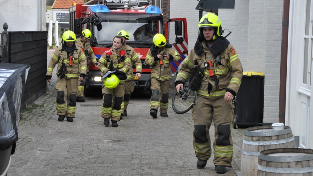 De brandweer in de Kantoorstraat in Den Burg.