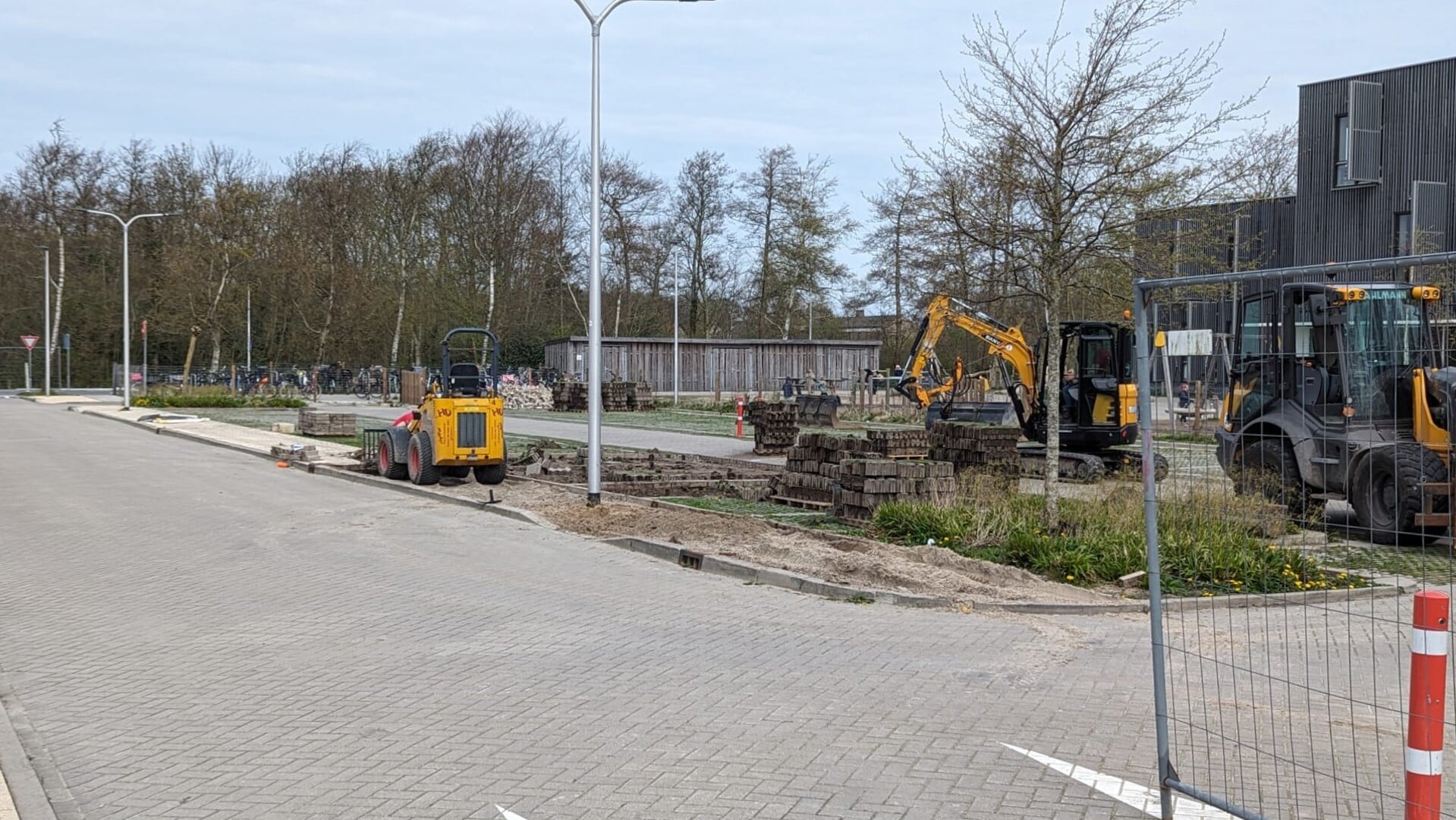 De eerste werkzaamheden aan het parkeerterrein tussen de Skool en het onderkomen van Deuce in Den Burg.