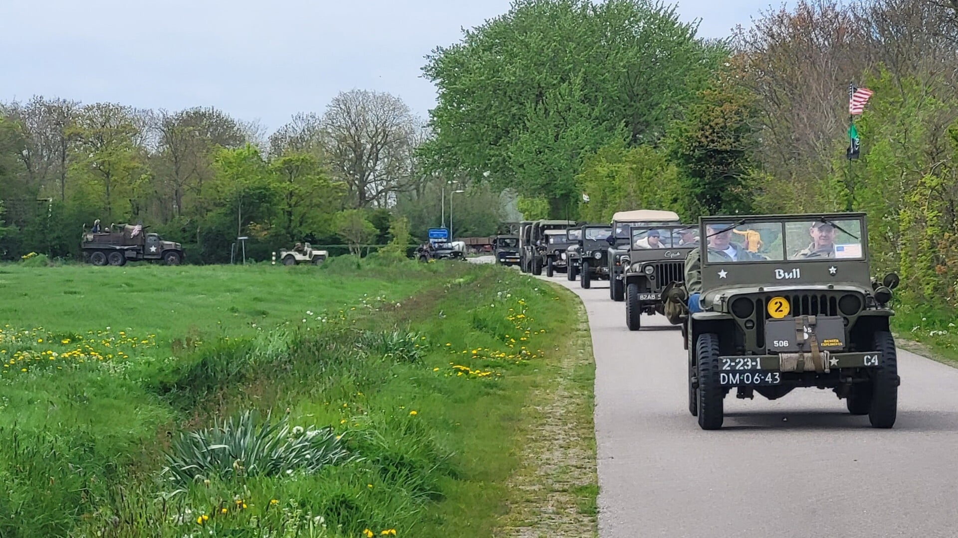 Bevrijdingsdag 2023; veteranen rijden Oosterend uit