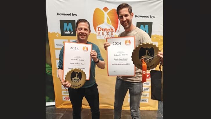 Bram Teeuwen en Bram Raaijmakers van de Texelse Bierbrouwerij met de eerste prijzen van de Dutch Beer Challenge 2024.