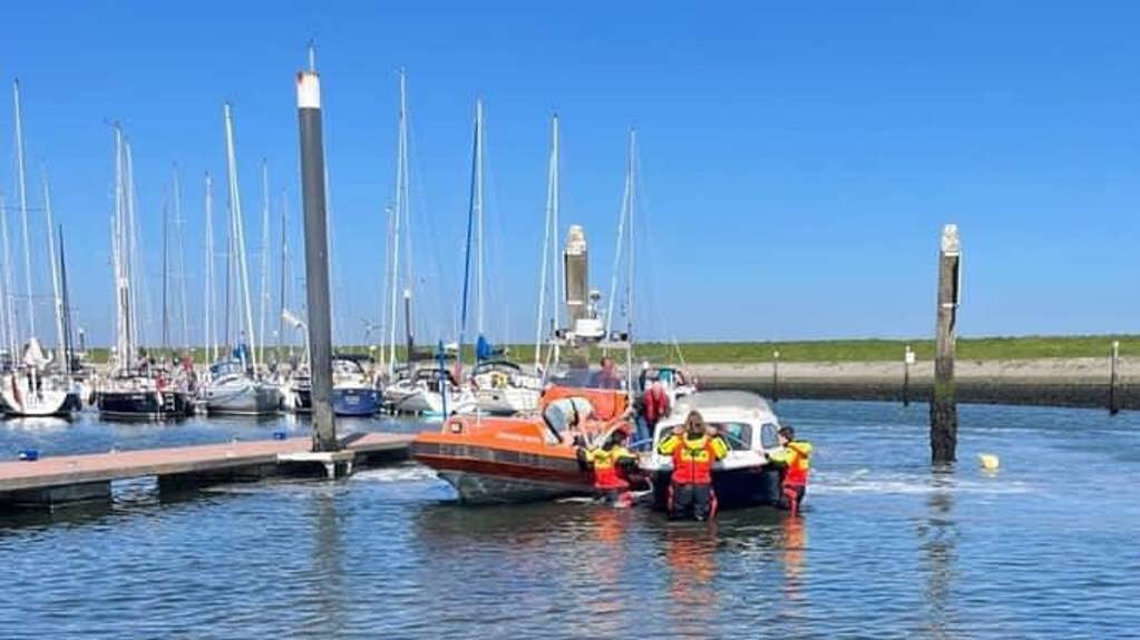 De KNRM in actie voor een zinkend visbootje in de haven van Oudeschild.