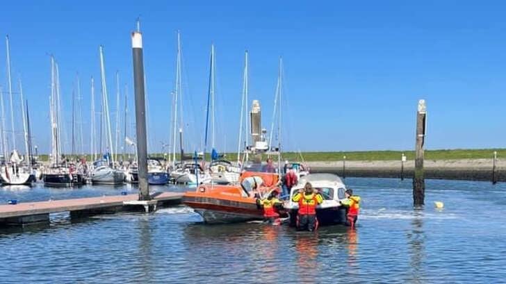 De KNRM in actie voor een zinkend visbootje in de haven van Oudeschild.
