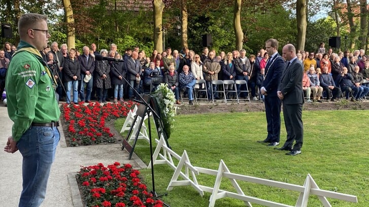 Burgemeester Mark Pol en raadslid Nick Ran legden zaterdagavond een krans op de Algemene Begraafplaats in Den Burg ter gelegenheid van Dodenherdenking.