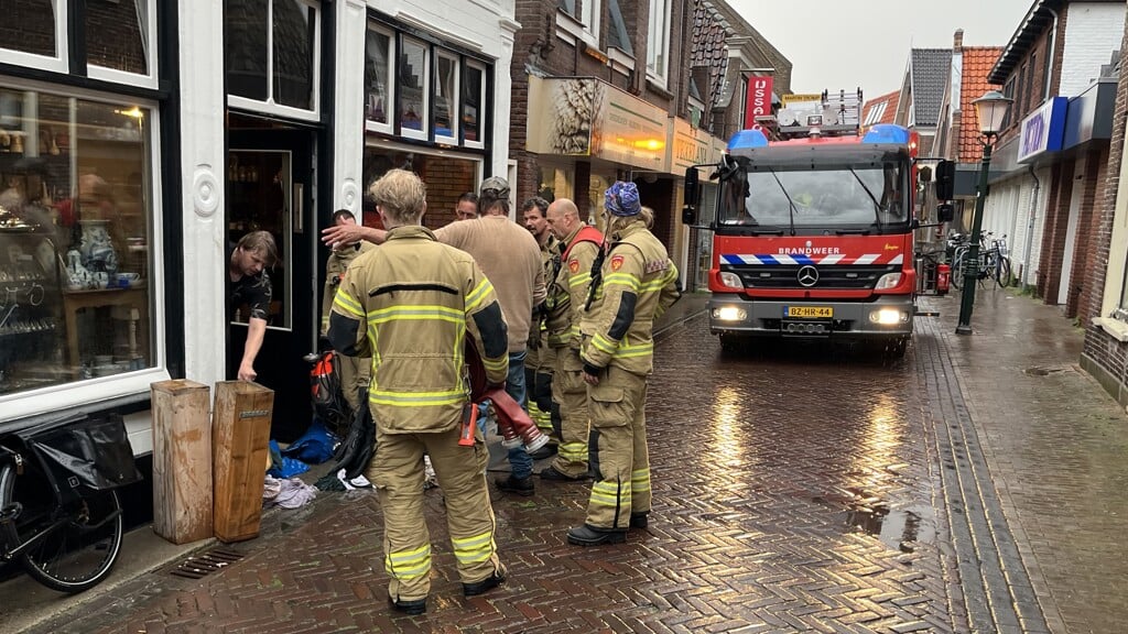 De brandweer is aanwezig bij de zaak van Olivier Verschoor in de Weverstraat in Den Burg.