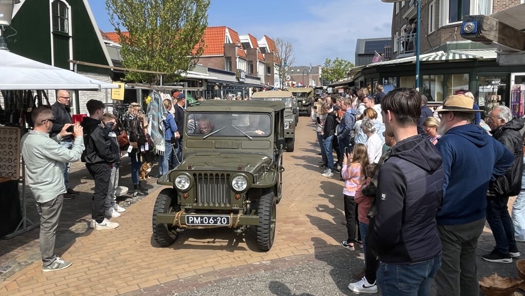 De legervoertuigen rijden door de Dorpsstraat in De Koog.