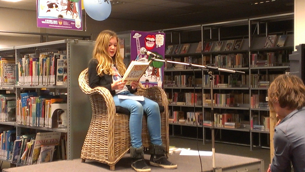 Lotte Bakker werd in de bibliotheek uitgeroepen tot Texels kampioen voorlezen.