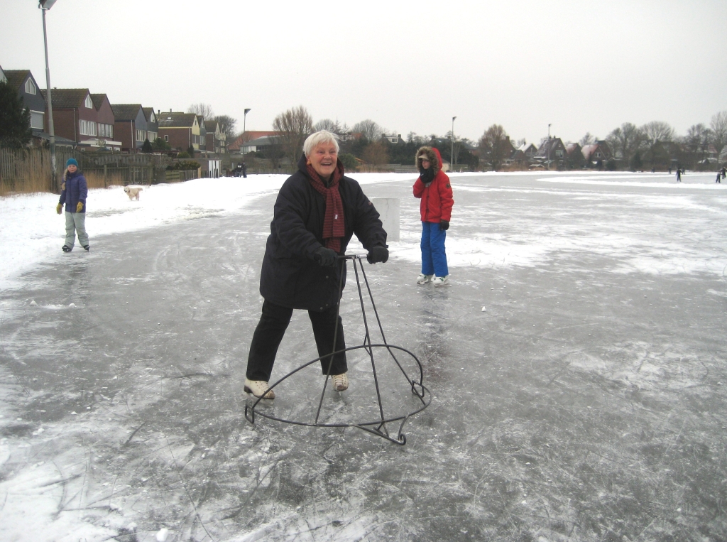 Lasbedrijf Joost Overmaat bedacht en vervaardigde een schaatshulp voor de ijsbaan van Oosterend. 