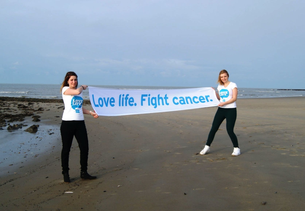 Roosmarijn Graaf en Tessa Cofino houden een veiling voor Fight Cancer. (Foto Joke Cofino)