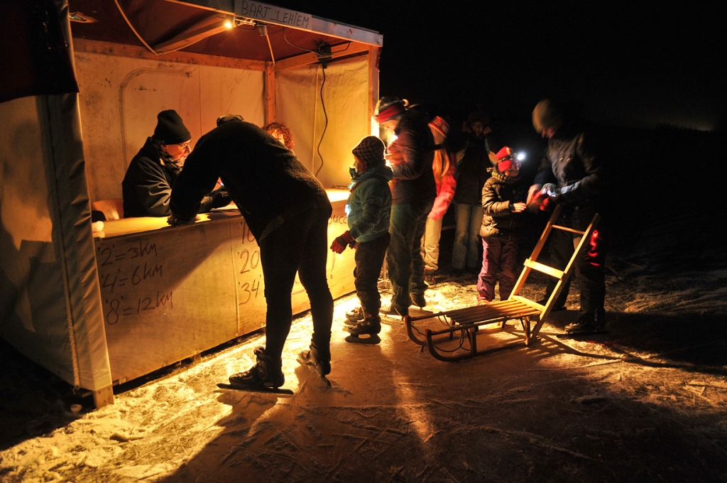 Schaatsers laten hun kaart afstempelen tijdens de Duper Barre Tocht. (Foto René Pop)