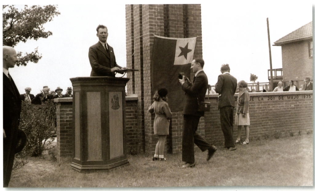 M.J. Oele van de Esperantovereniging  bij de onthulling van het monument.  