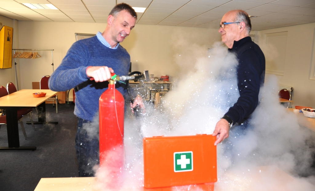 Frank van der Linde demonstreert Jan Vonk een brandblusser.