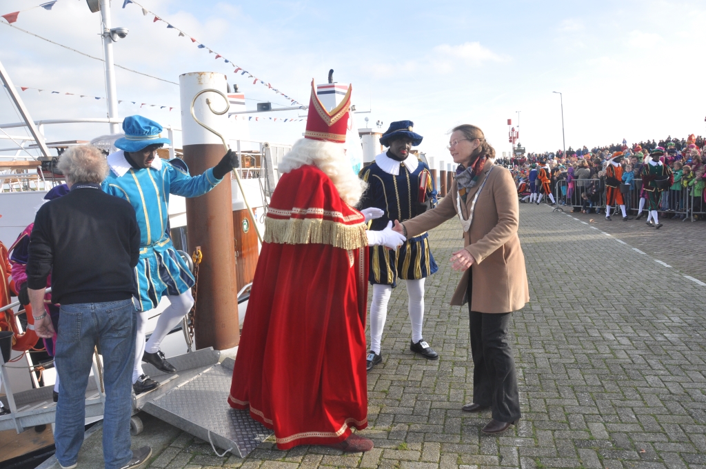 Burgemeester Francine Giskes heet Sinterklaas welkom. 