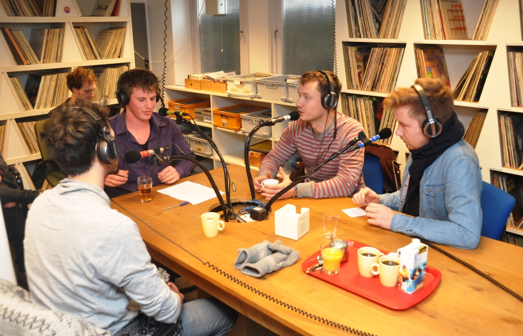 De studio van Radio Texel: Mike Brouwer in gesprek met de Handsome Poets.