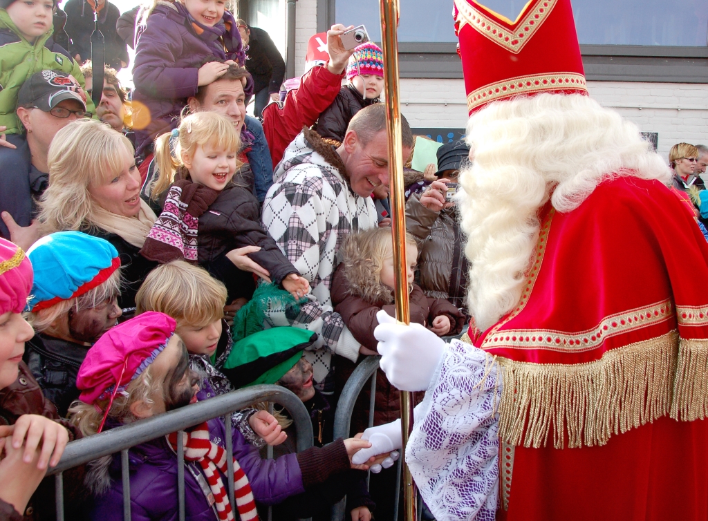 Sinterklaas wordt bij zijn ontvangst zaterdag feestelijk onthaald door de jeugd. 