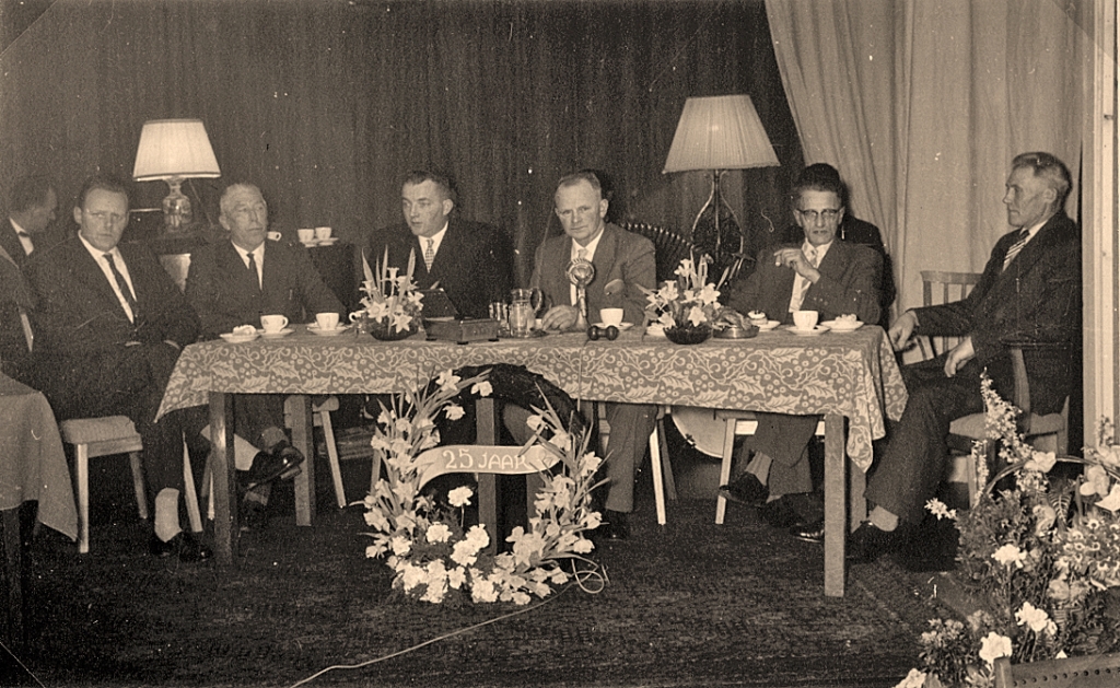 5. 1960: Bestuur bij 25-jarig jubileum. Wie was  voorzitter (vierde van links)?