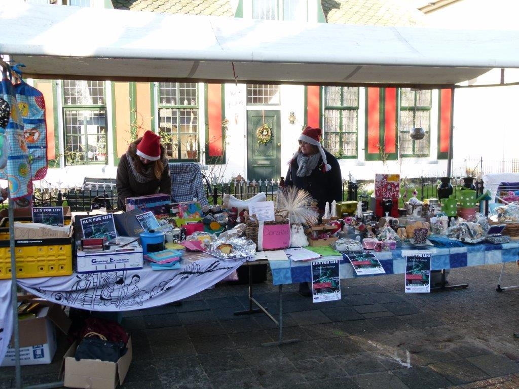 Op Durper markt stonden deze 'kerstmannen' voor voor het kankerfonds.