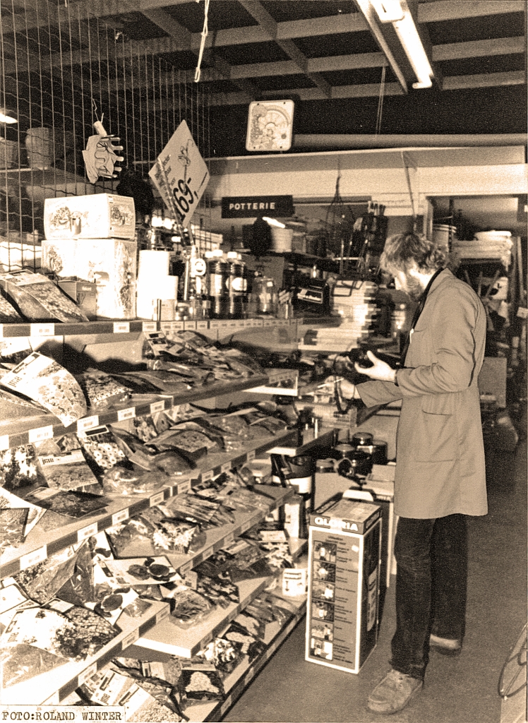 11. 1985: Beeld van de winkel. Wie neemt hier de bestellingen op?
