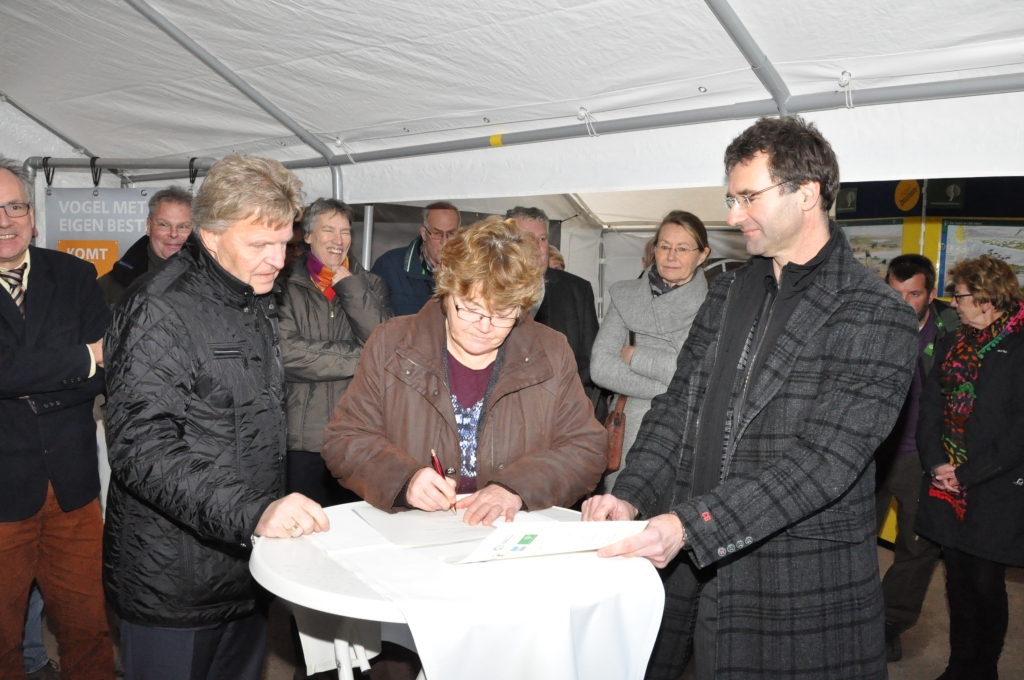 Onder toeziend oog van gedeputeerde Jaap Bond (links) ondertekent Corry Heijne van vereniging voor agrarisch natuurbeheer De Lieuw het akkoord.