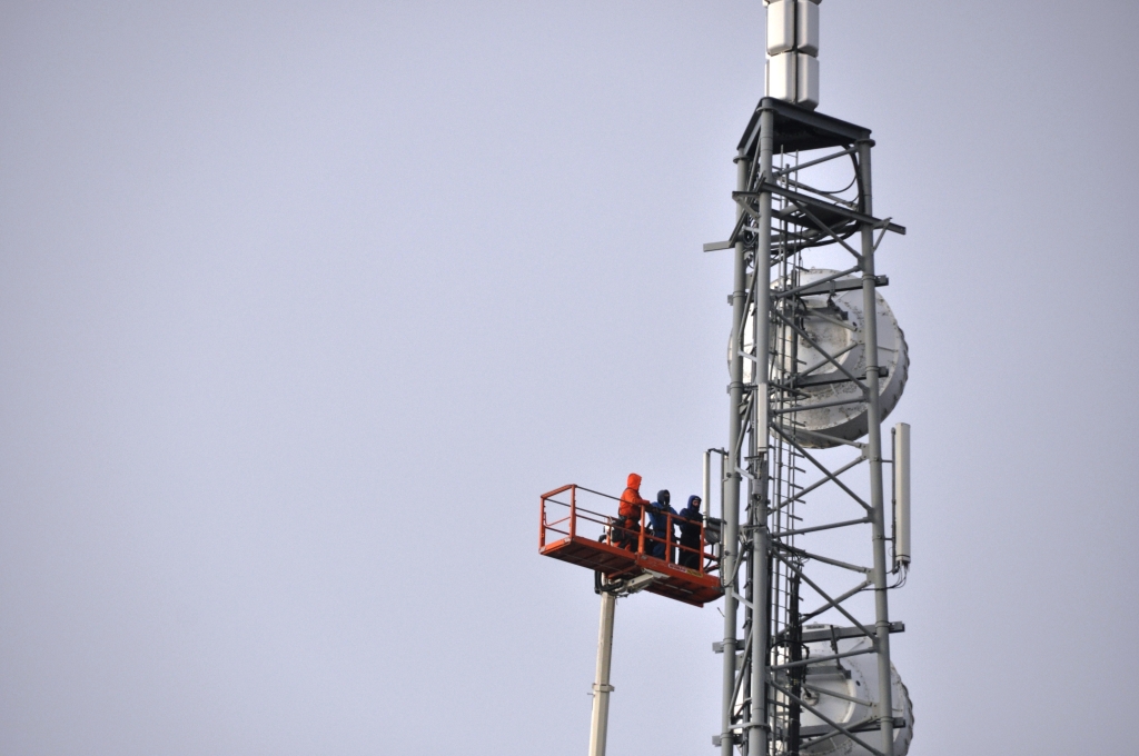 Onderhoud op hoogte aan de KPN-mast in Den Burg. (Foto Jeroen van Hattum)