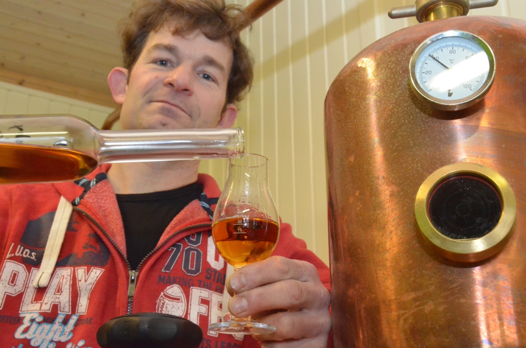 Joscha Schoots van De Bonte Belevenis met zijn Texelse single malt whisky. (Foto Gerard Timmerman)