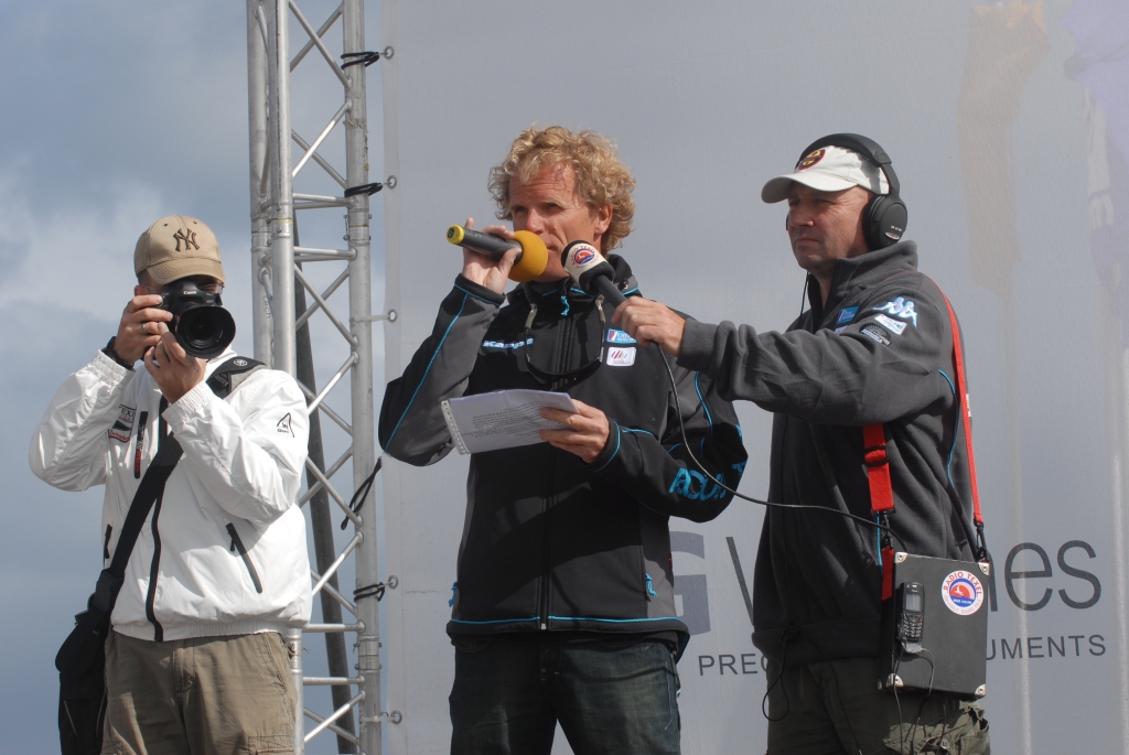 Sidny van Zon spreekt als voorzitter van de Ronde om Texel de catamaranzeilers toe. (Foto Olivier Schilling)