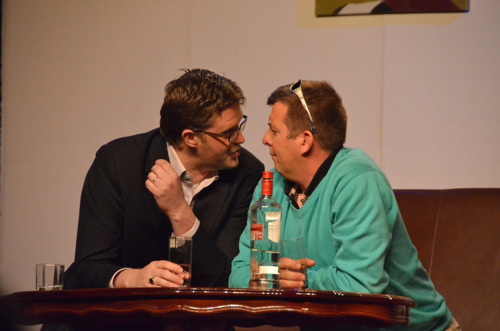 Erik Plomp en Bart Witte van toneelgroep De Vriendenkring tijdens een drinkgelag. (Foto Gerard Timmerman)