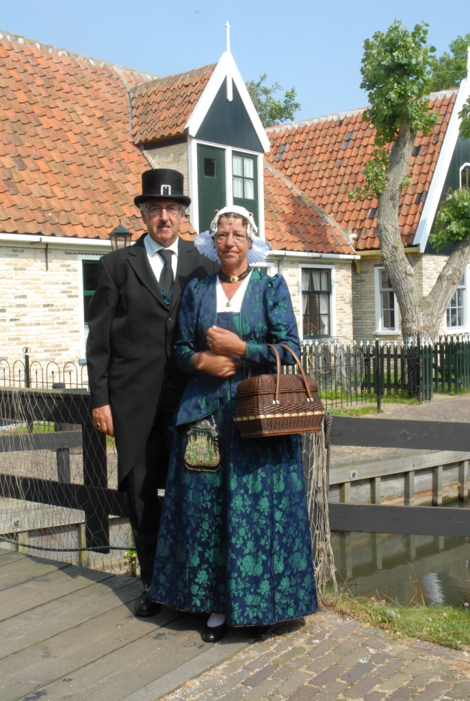 Sjaak en Marga Randsdorp dragen Texelse klederdracht van rond 1850. 