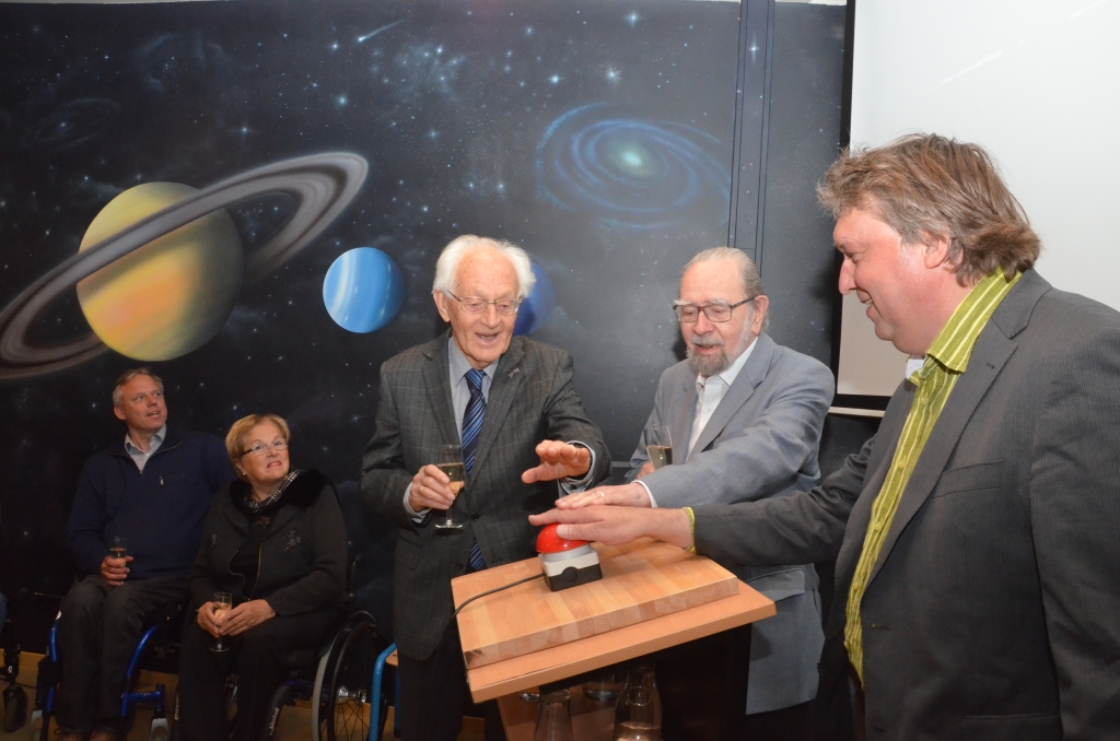 Professor De Jager en Cees Ribbens openen in 2013 het nieuwe observatorium. 