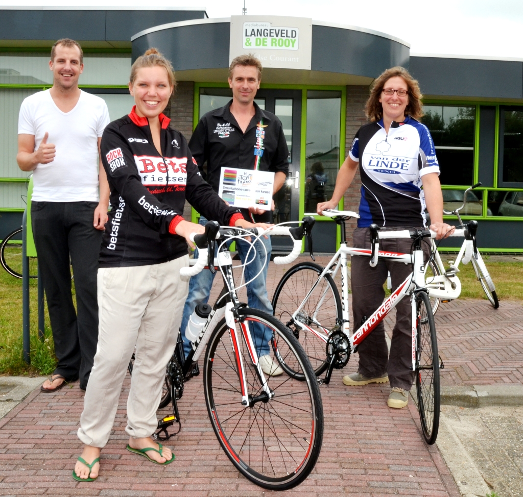 De winnaars van het Tourspel met links Mark Ransdorp van Langeveld & De Rooy. 