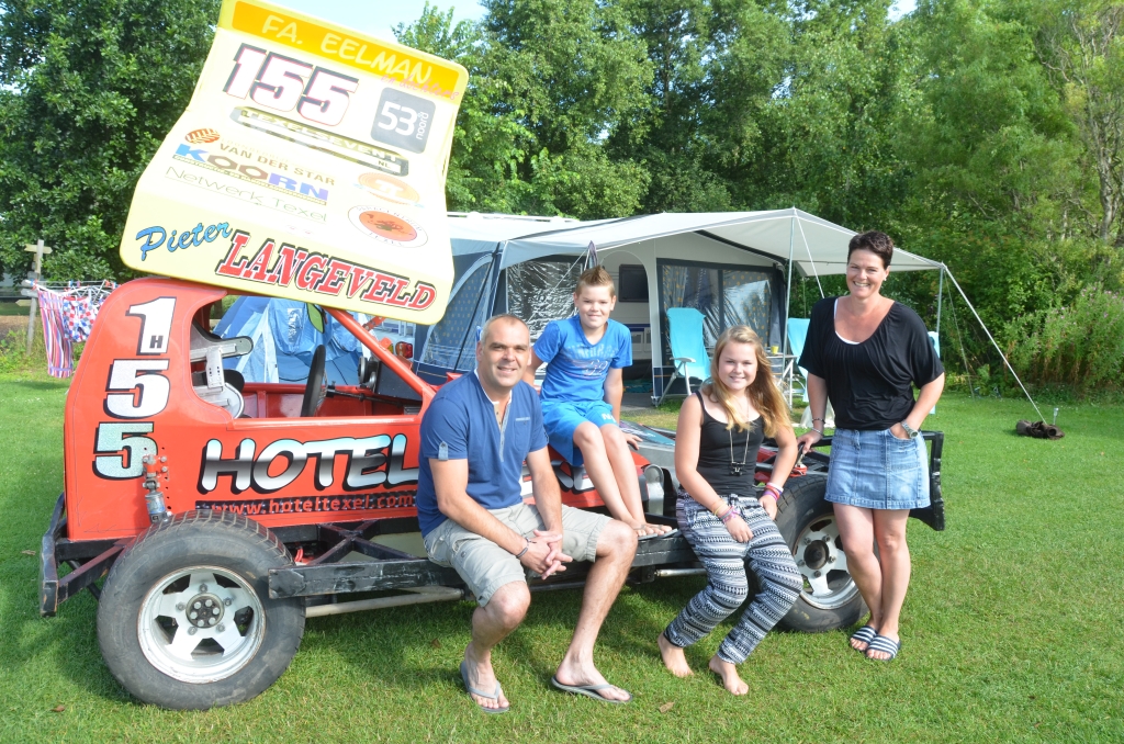 De familie Venekamp uit het Drentse Norg stemt de kampeervakantie af op de autocross.