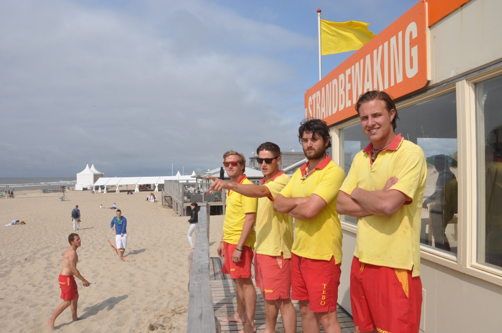 Vlnr badmeesters Sandro van de Looij, Wouter Wijsman, Floris Gelissen en Rick Stevens bij de strandbewakingspost van Paal 17.