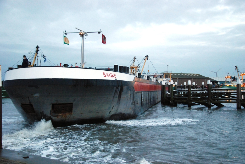 De olietanker Bauke vertrok donderdagochtend uit de haven van Oudeschild. 