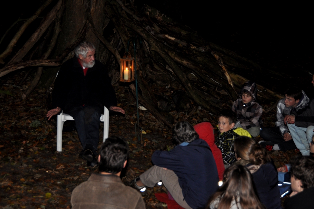 Goos Westerlaken vertelt in de kuil in het Bossie een verhaal in 2014. 