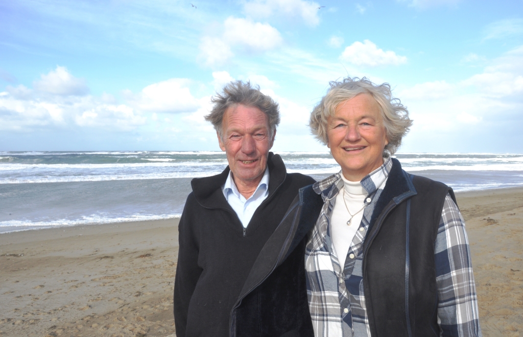 Jur Schuiringa en Jacomien Bas op het strand bij Paal 15.