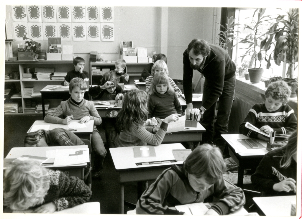 De klas van Johan Bokma op de Bruinvisschool in een grijs verleden. 