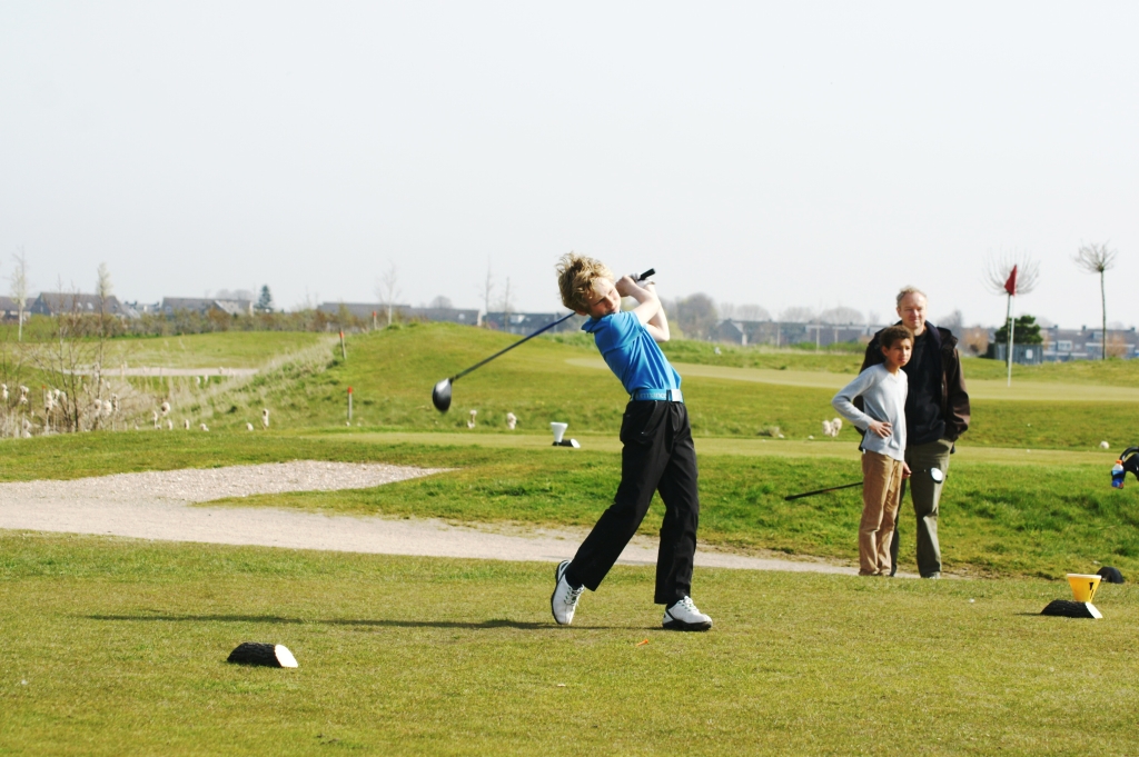 Hugo Groothuis in actie op golfbaan De Texelse. 