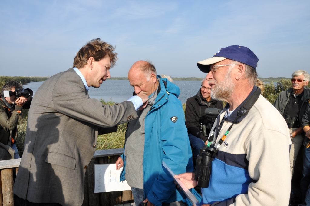 Op uitkijkpost Waterral bij de Horsmeertjes decoreert Erik Ernens van Vogelbescherming Adriaan en Lieuwe Dijksen (r) met de Gouden Lepelaar.