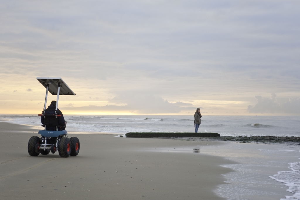 Rotary Texel draagt onder meer bij aan onderhoud van de strandrolstoelen van SIGT. 