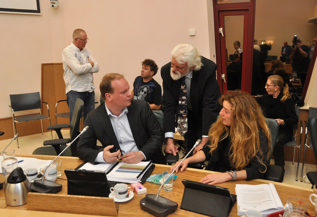 Overleg tussen raadsleden Nick Ran, Jaap Vlaming en Astrid van de Wetering tijdens een schorsing.