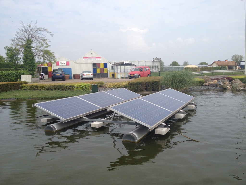 In de bassins van rioolwaterzuivering Everstekoog komen drijvende zonnepanelen, zoals deze op de foto.
