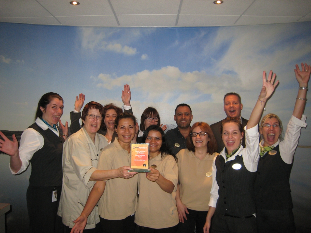 De medewerkers van Hotel Greenside in De Koog met de prijs. 