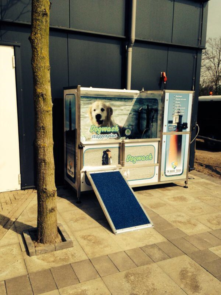 Sinds zaterdag heeft Texel een eigen 'hondenwasstraat'.