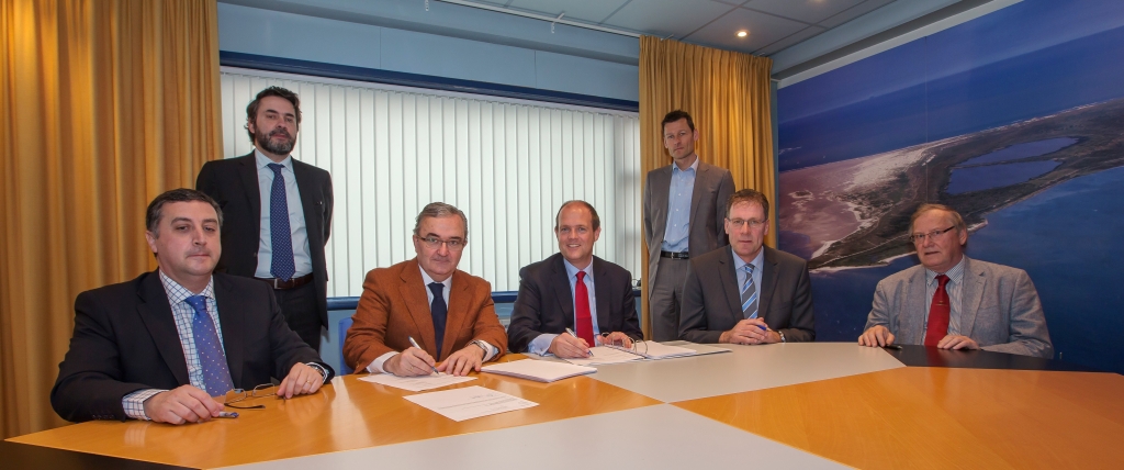 De ondertekening. Met vertegenwoordigers van LaNaval en voor TESO directeur Cees de Waal en commissarissen Dirk de Lugt en  Frank van den Broeck.