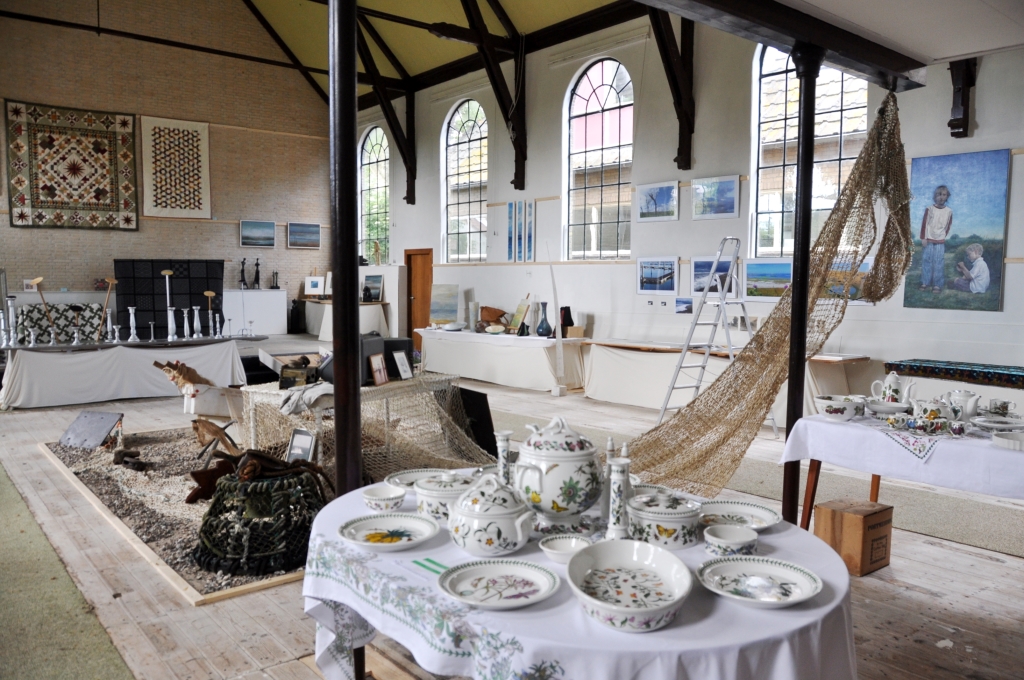 De Peperhof in Oosterend is ingericht met kunst, een tentoonstelling over de visserij, een verzameling serviesgoed en andere spullen.