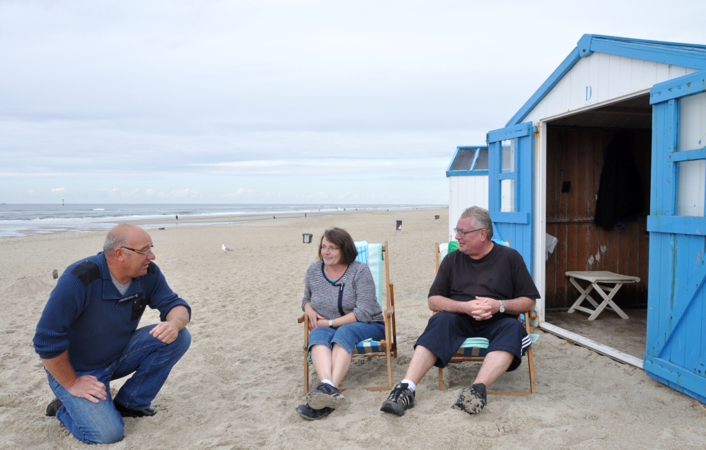 Jan van der Star (links) van strandbedrijf Noorderbad met vaste gasten Dorothee en Ulrich Dumm. Zij komt hier al 52 jaar. 