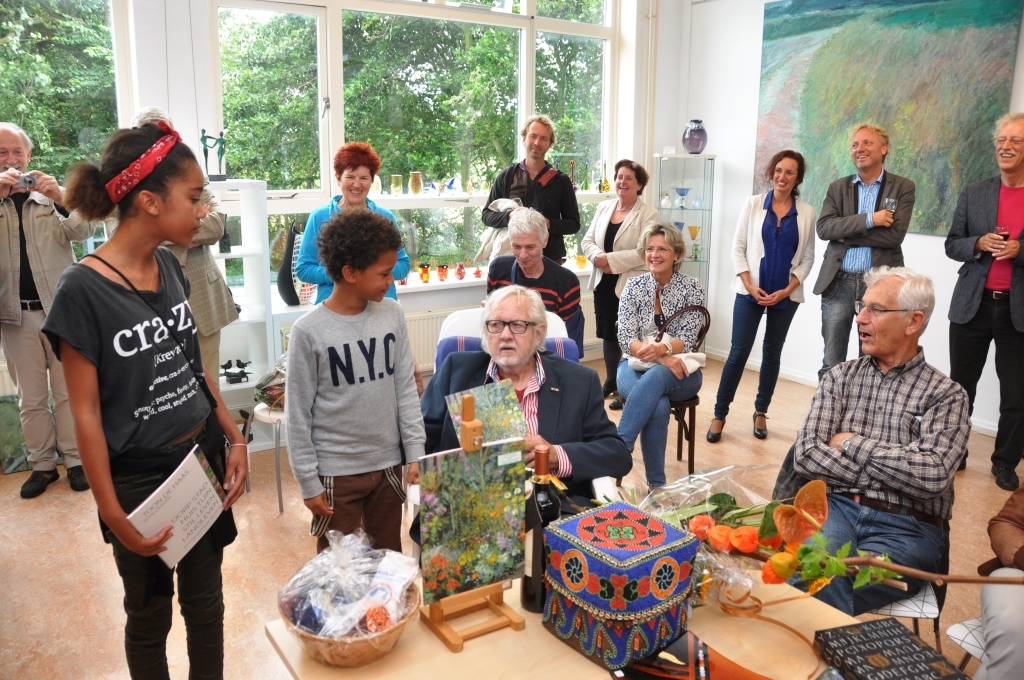 Toon de Haas (midden) tijdens de opening van zijn expositie in 't Drijverhuus vorig jaar met zijn kleinkinderen Martje en Toon.