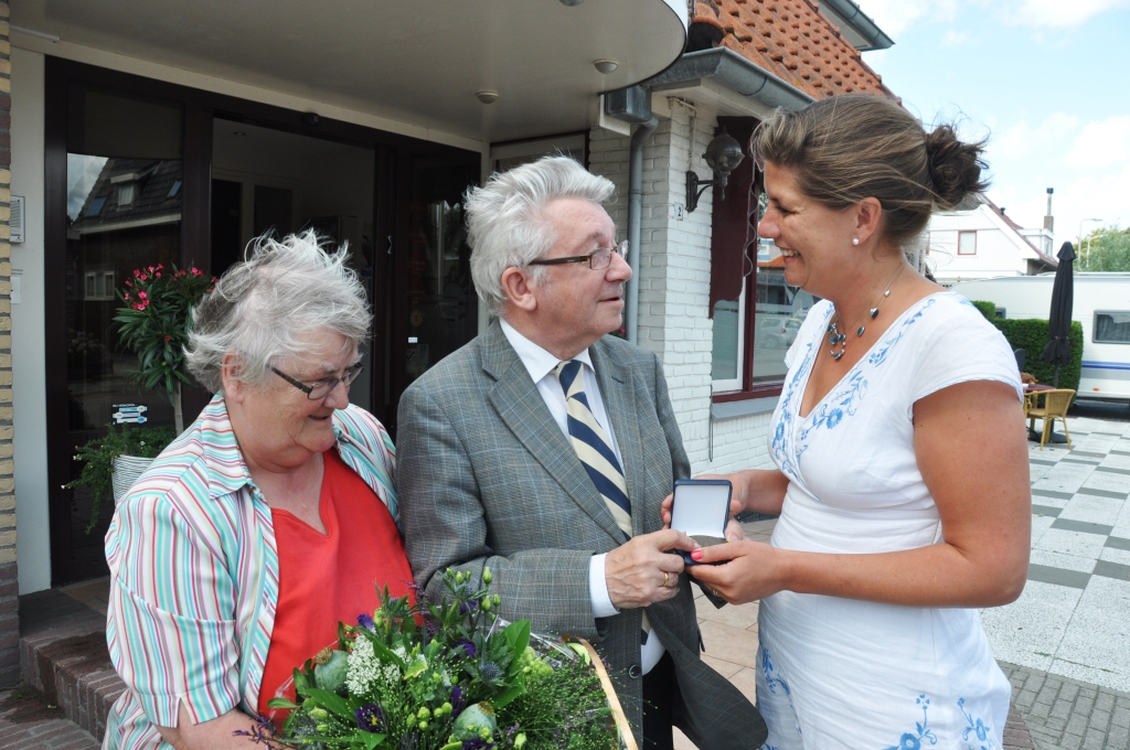 Frans en Anneloes Visman krijgen de Jet de Bussy-penning van D66-voorzitter Fleur Gräper.