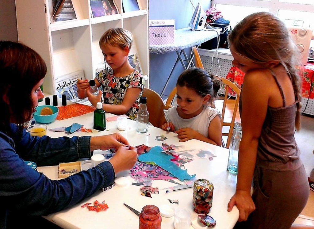 Kinderen in actie aan de tafel van Miranda Hoogenbosch.