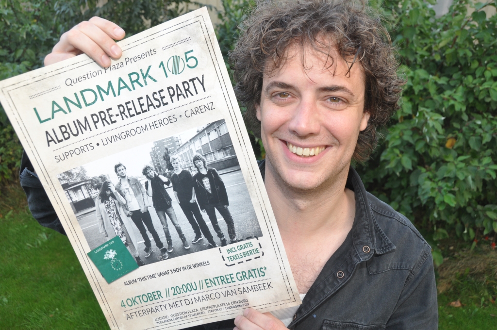 Tom van Loon, bassist van Landmark 105 en woonachtig op Texel, met de poster van de album pre-release party op zaterdag 4 oktober. 
