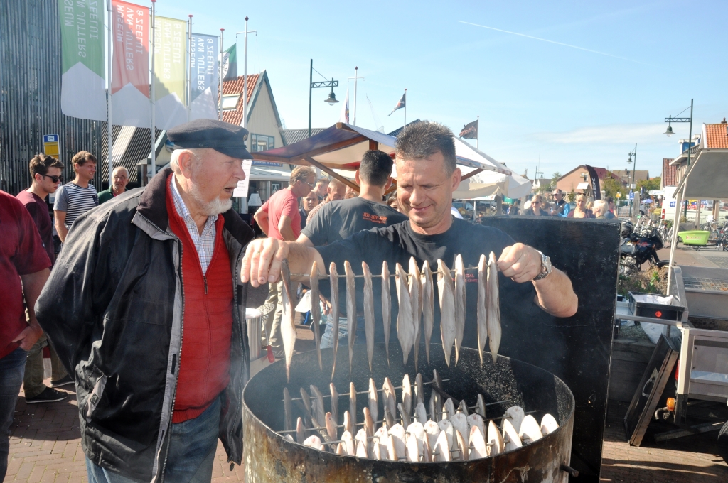 Jaap Bakker kijkt belangstellend naar de gerookte vis van De Wit.